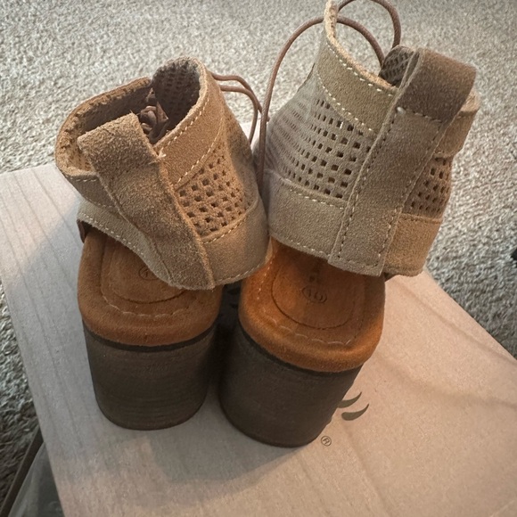 bearpaw wedge sandals - Picture 5 of 10